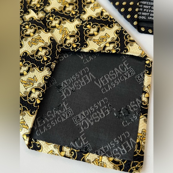Versace Classic V2 Gold and Black Printed Silk Tie Made in Italy - Picture 6 of 9
